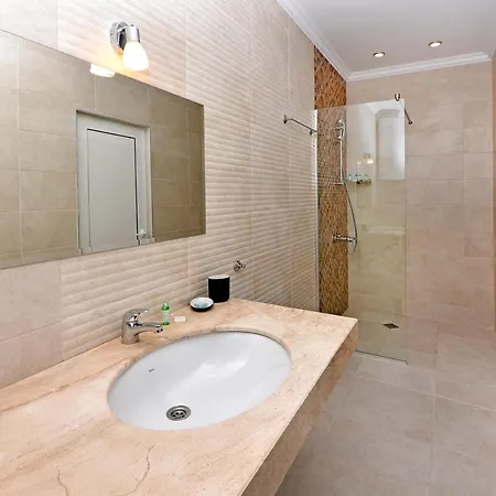 Sirena Palace Family