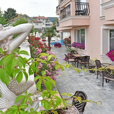 Sirena Palace Family מלון