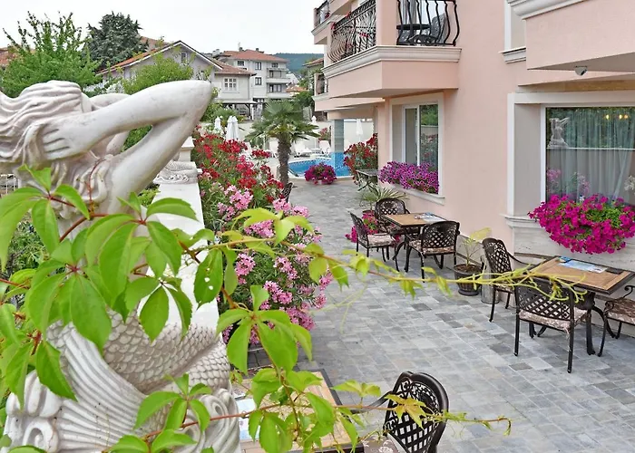 сирена палас Ceмеен Хотел