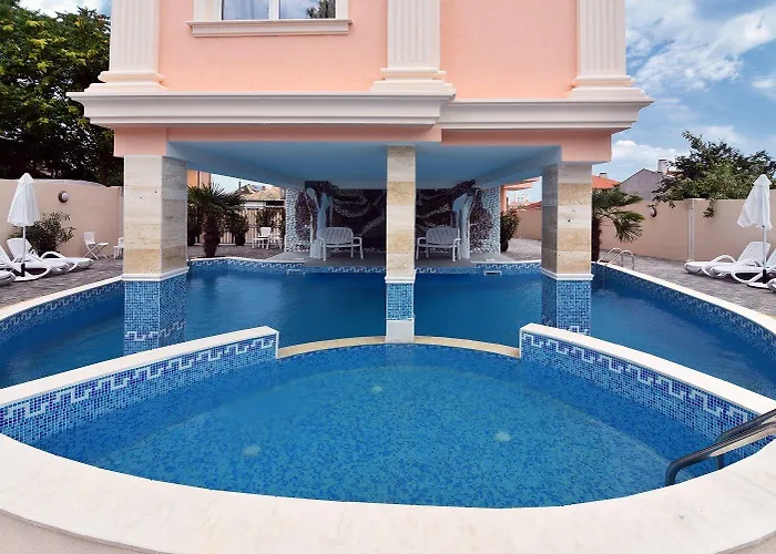 сирена палас Ceмеен Хотел